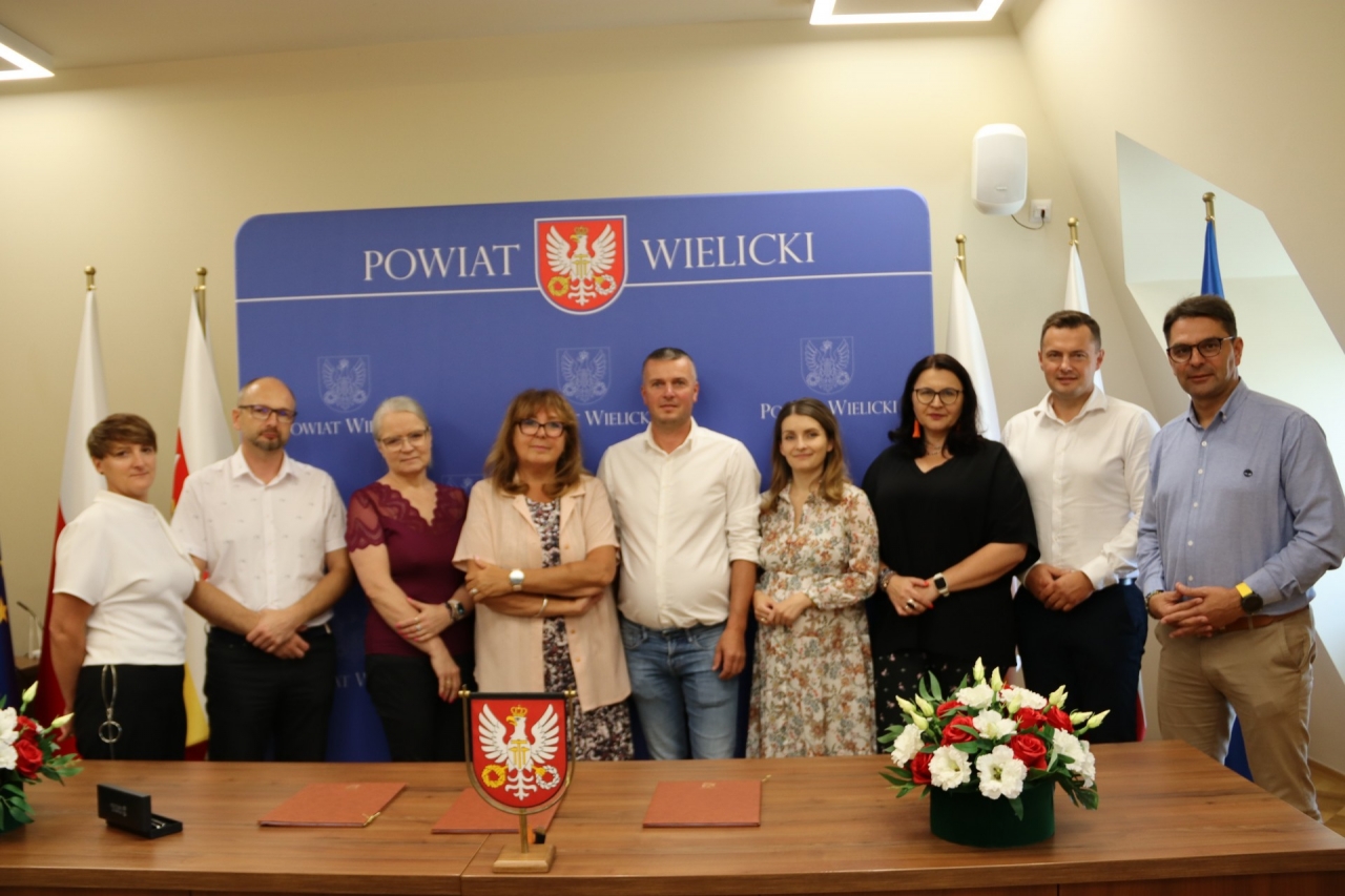 Podpisanie umowy na remont nawierzchni dróg asfaltowych w Powiecie Wielickim 