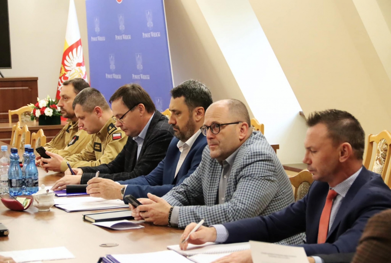 Posiedzenie Powiatowego Zespołu Zarządzania Kryzysowego, zwołane w ramach przygotowań do akcji &bdquo;Zima&rdquo;.