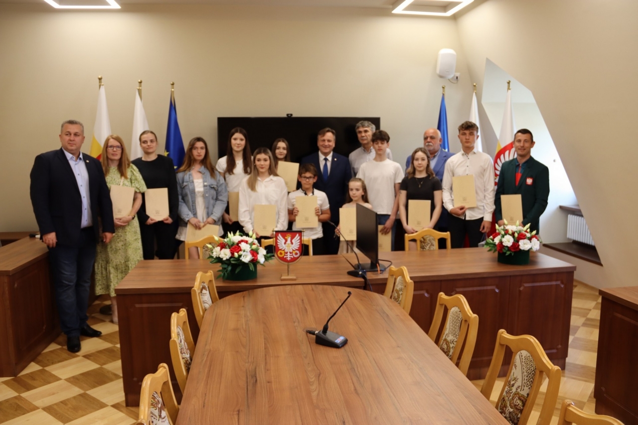 Sportowcy z powiatu wielickiego otrzymali nagrody i stypendia za osiągnięte wyniki sportowe. 