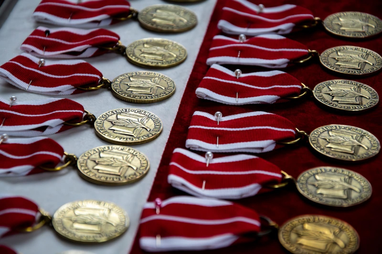 Dyrektorzy szkół powiatowych odznaczeni Medalami Komisji Edukacji Narodowej.