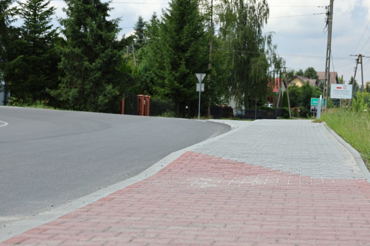 Koźmice Wielkie z nową drogą &ndash; zakończono ważną inwestycję drogową