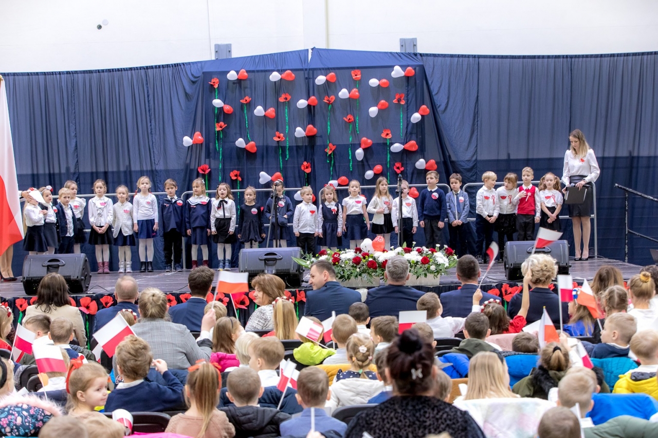 Dziś 8 listopada w Centrum Edukacyjno-Rekreacyjnym &bdquo;Solne Miasto&rdquo; w Wieliczce odbyły się Gminne Obchody Dnia Niepodległości, które zgromadziły Przedszkolaków z terenu Miasta i Gminy Wieliczka
