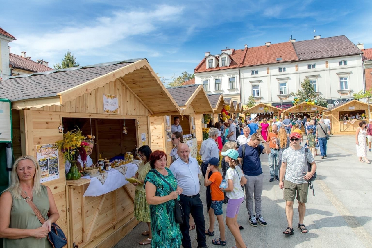 Tradycyjnie, jak co roku, w ostatnią niedzielę sierpnia wielicki rynek zamienił się w najsłodsze miejsce w mieście. To wszystko za sprawą Wielickiego Miodobrania, święta wielickich pszczelarzy.