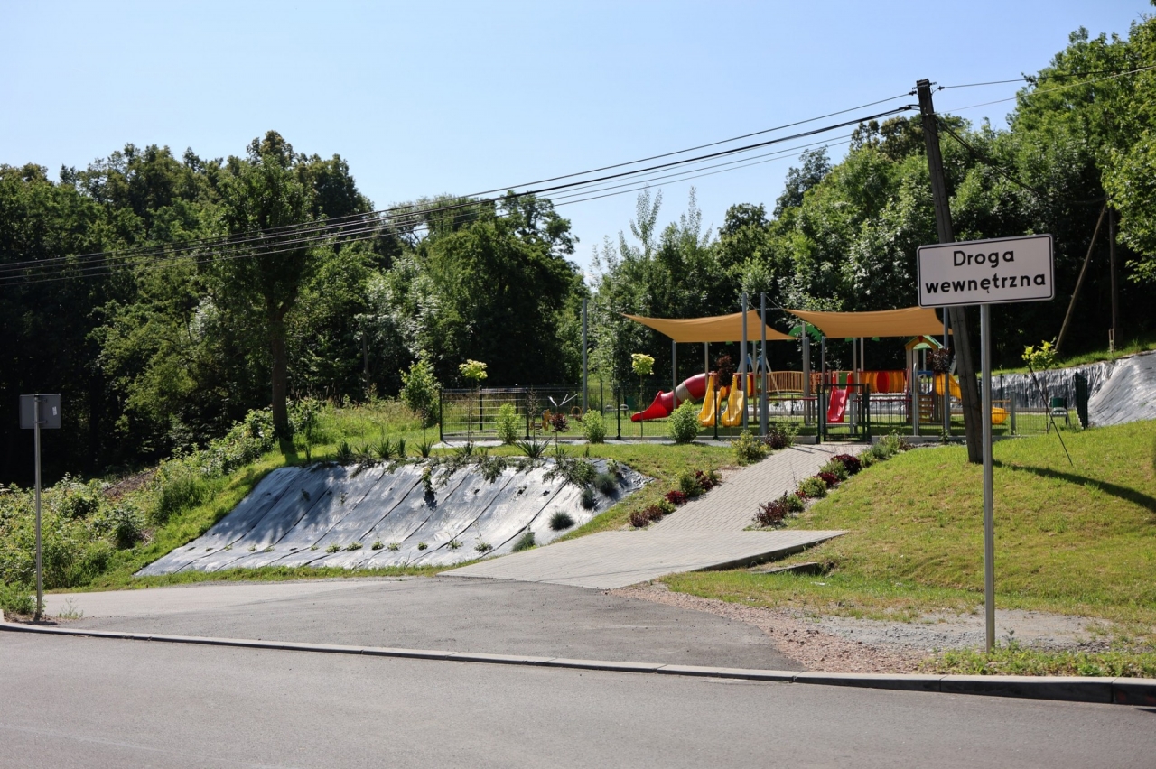 Trwają prace wykończeniowe na drodze powiatowej Podolany &ndash; Zręczyce