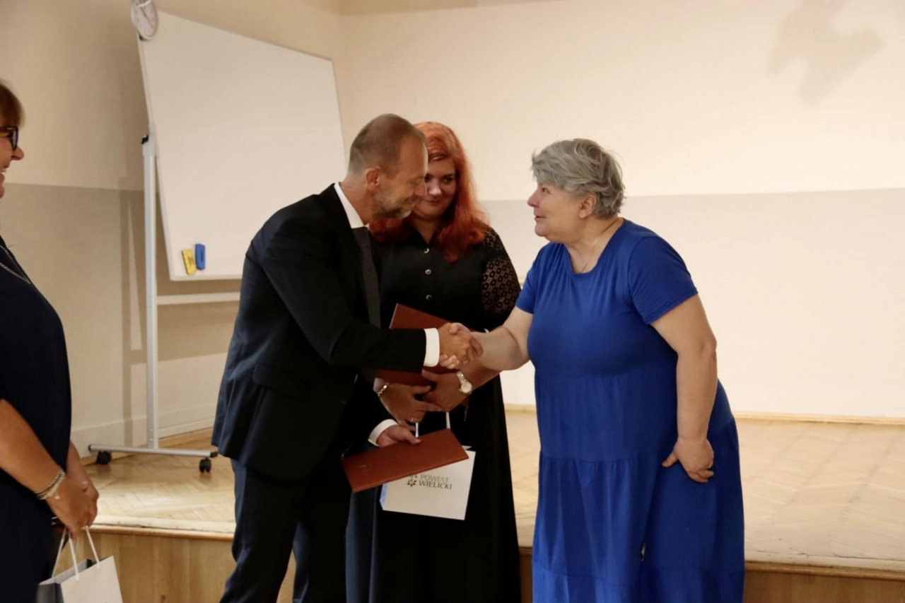 W poniedziałkowy poranek w Liceum Ogólnokształcącym w Wieliczce odbyło się spotkanie z dyrektorami wielickich szkół średnich oraz tegorocznymi maturzystami. 