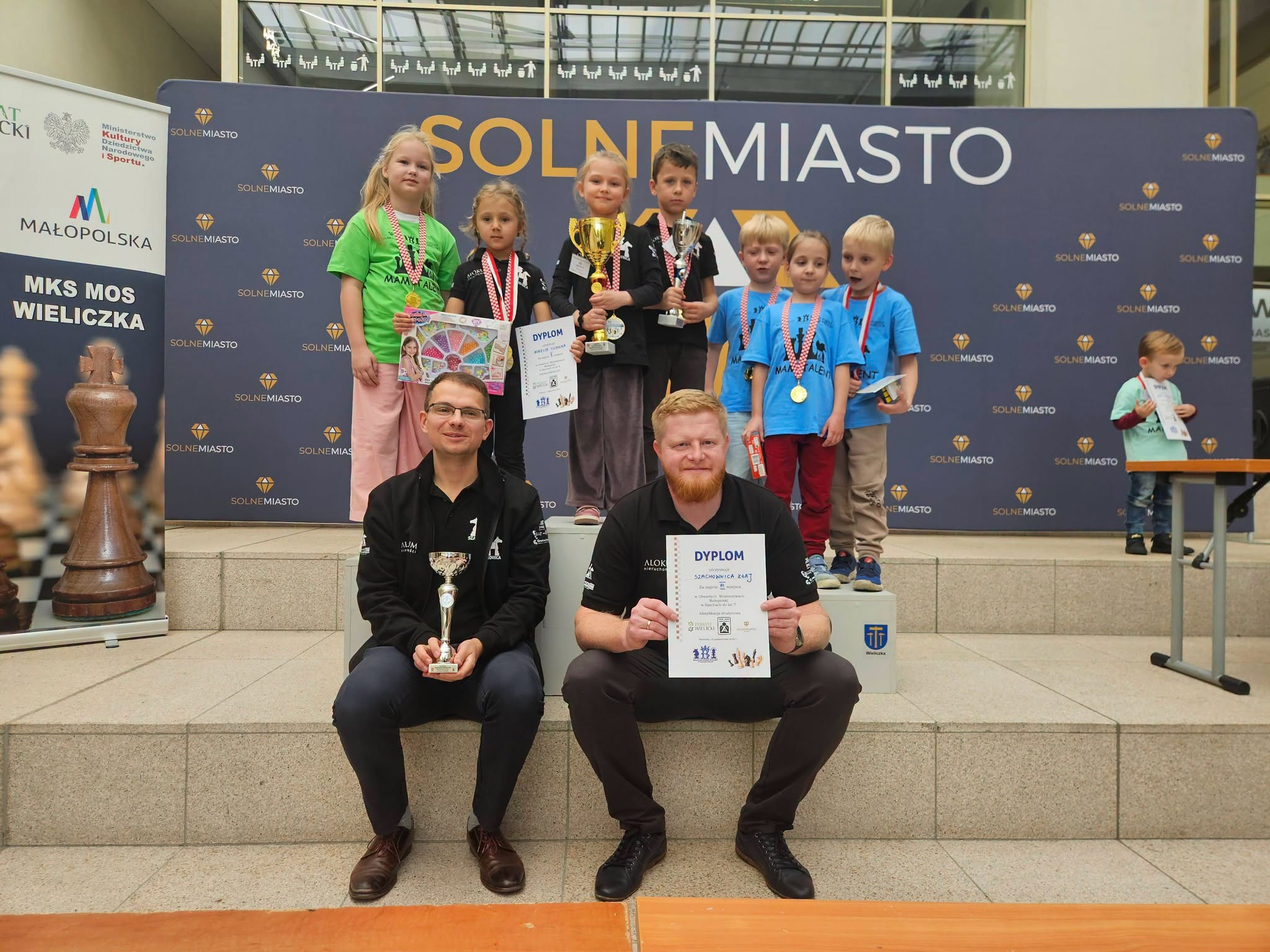 Kolejny triumf naszych młodych szachistów w Wieliczce!