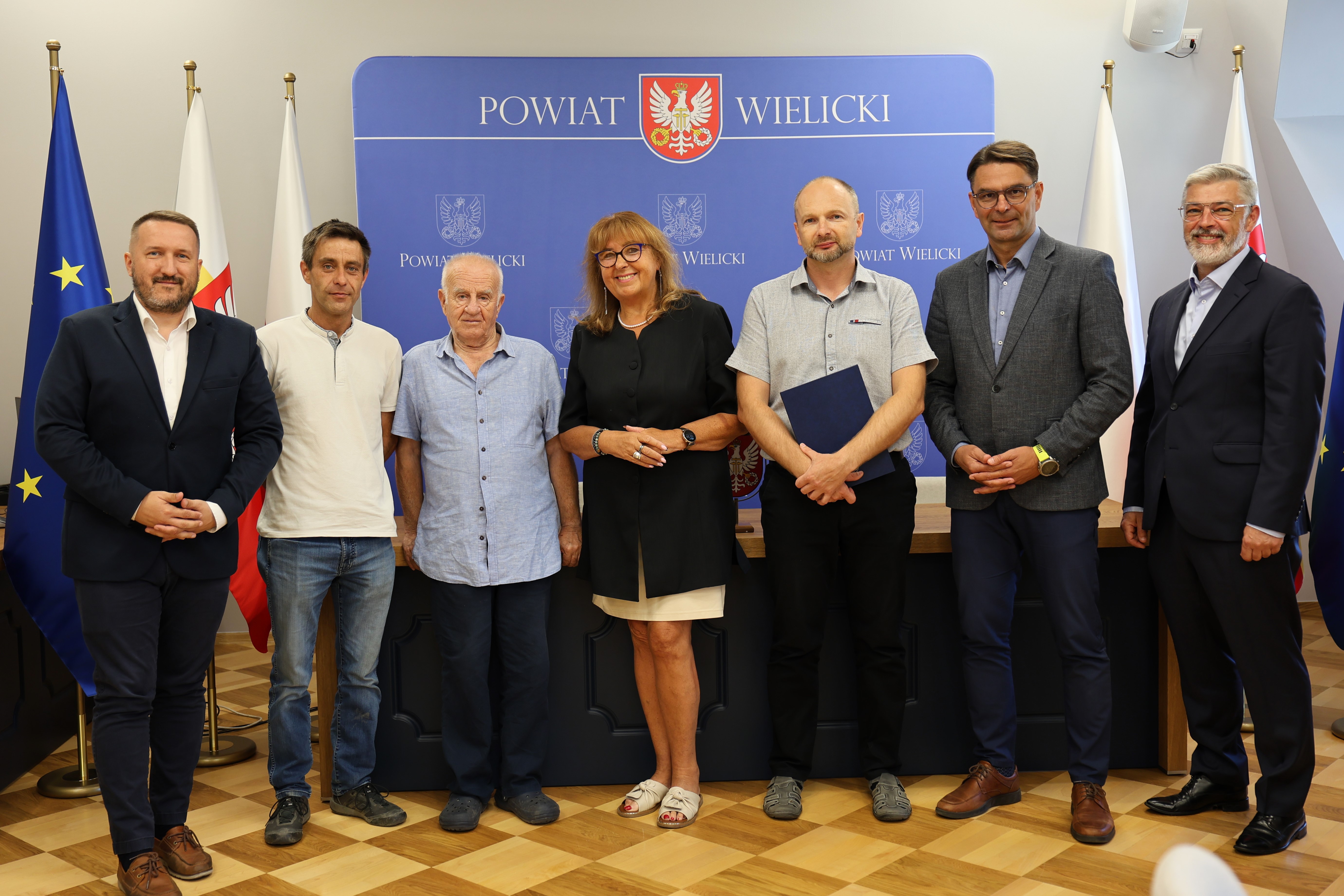 Kolejna inwestycja drogowa w Powiecie Wielickim - podpisano umowę na rozbudowę drogi powiatowej w Staniątkach