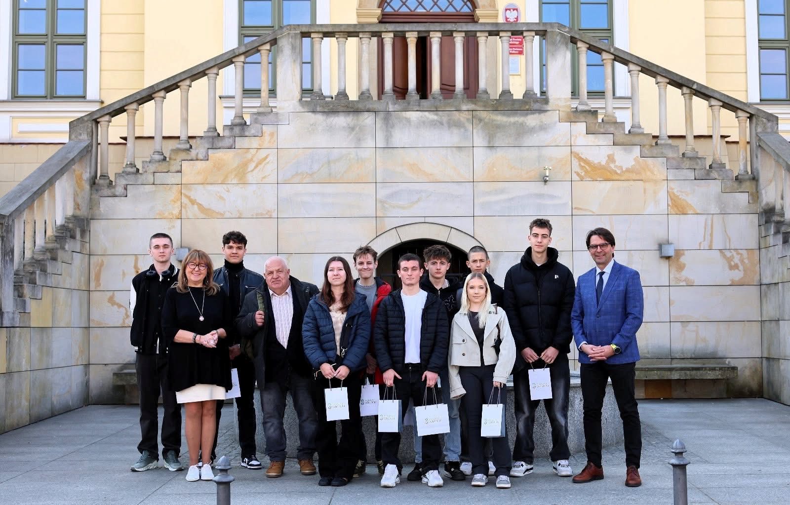Lekcja obywatelska w Starostwie Powiatowym – wizyta edukacyjna uczniów z Niepołomic