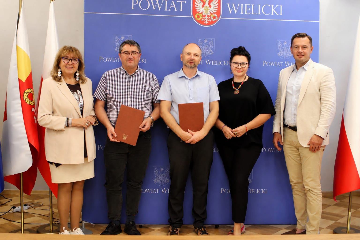 Podpisano umowy na przebudowę dwóch odcinków drogi powiatowej w Podstolicach