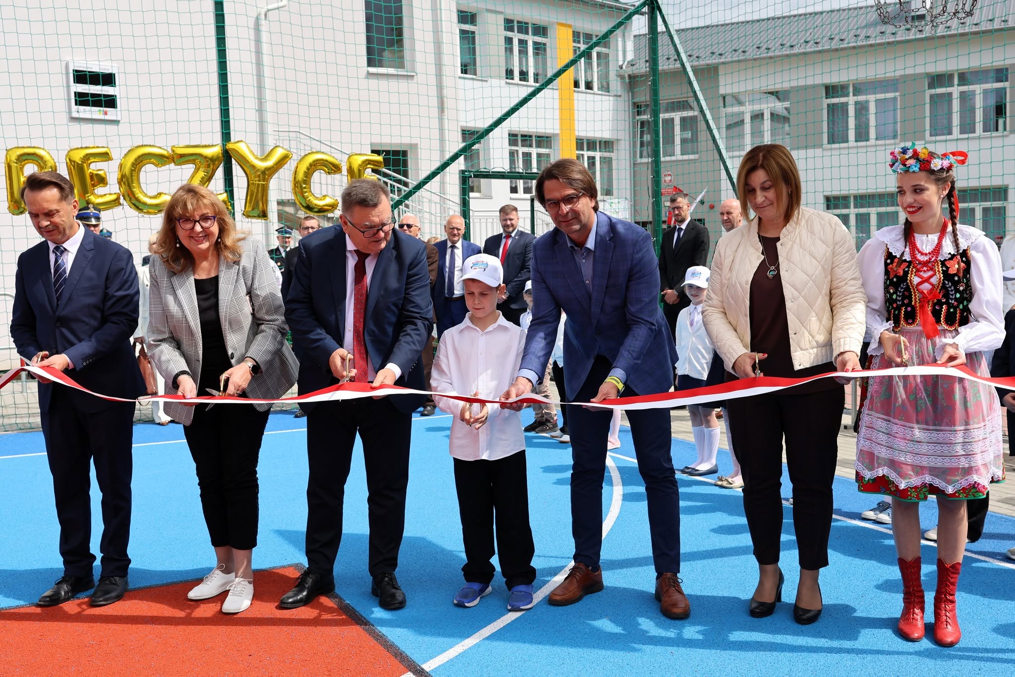 Uroczyste otwarcie boiska sportowego przy Szkole Podstawowej w Zręczycach